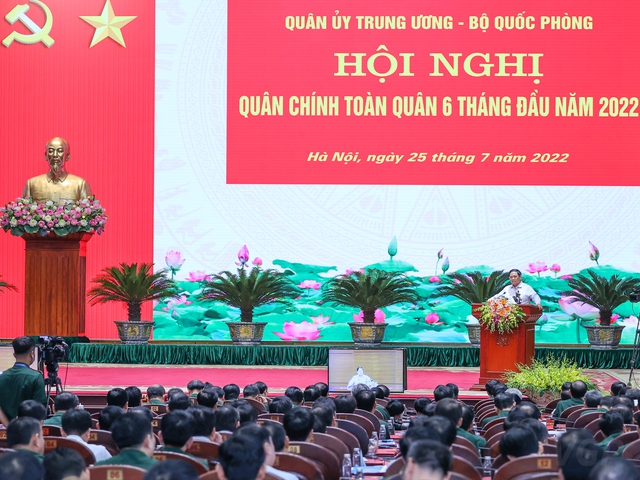 Le PM Pham Minh Chinh assiste à la conférence de la Commission militaire centrale