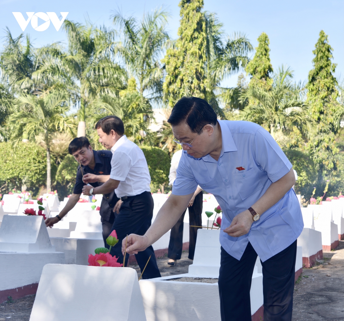 Le président de l’Assemblée nationale rend hommage aux martyrs à Quang Ngai