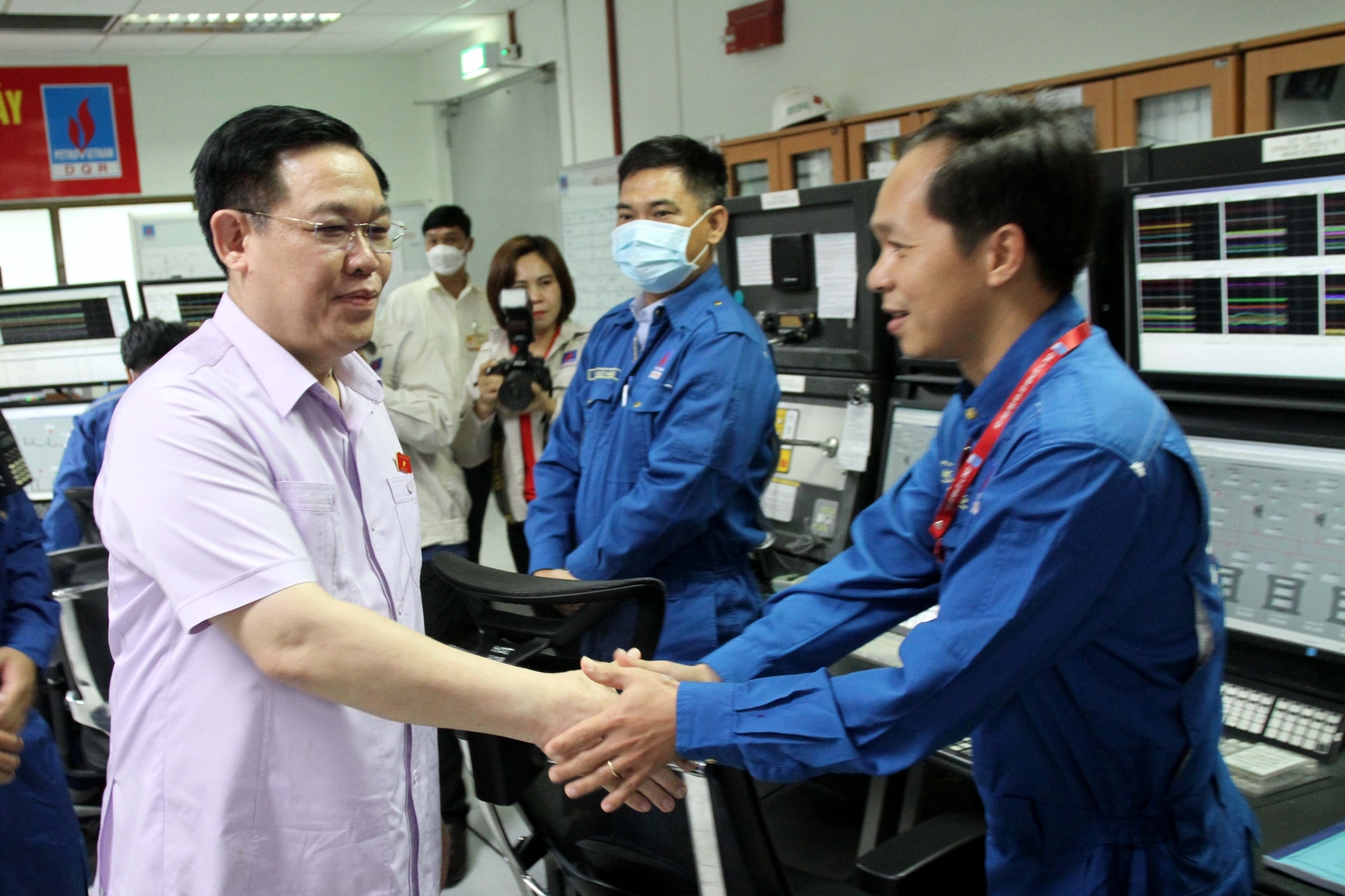 Le président de l’AN Vuong Dinh Hue travaille avec la compagnie par actions Binh Son