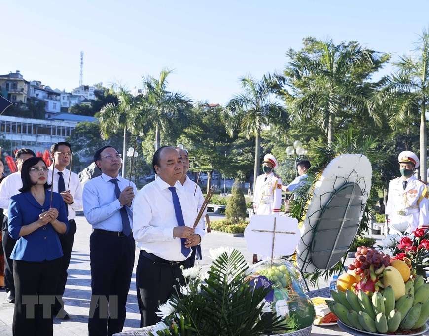 Le président Nguyên Xuân Phuc rend hommage aux Héros morts de Quang Ninh