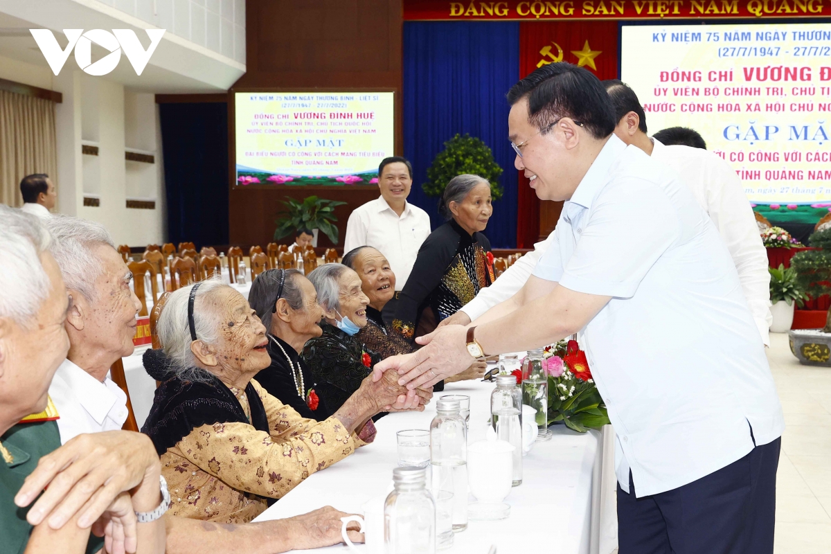 Le président de l’Assemblée nationale rencontre des révolutionnaires exceptionnels à Quang Nam