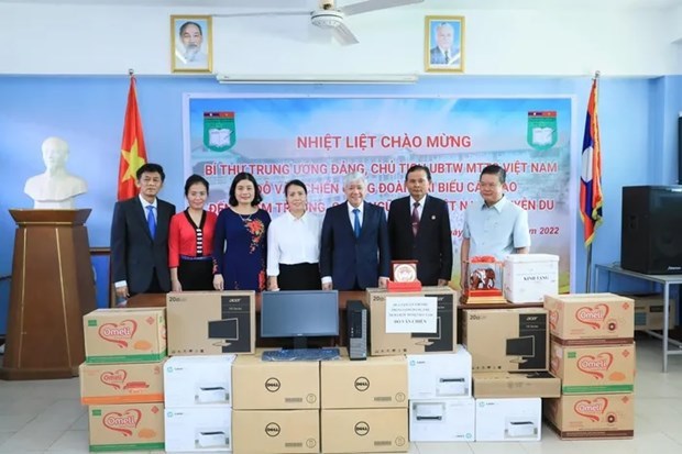 Le président du CC du FPV rend visite à l école bilingue vietnamo-lao Nguyên Du