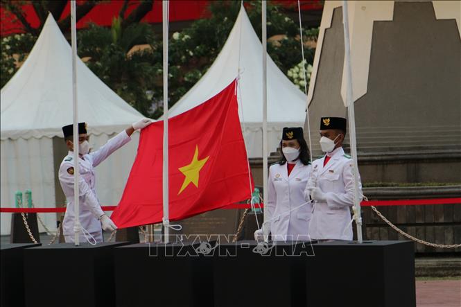 Le drapeau vietnamien dans le vent aux ASEAN Para Games 2022
