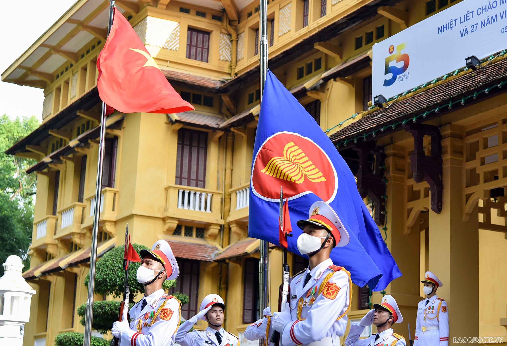 Cérémonie de levée du drapeau marquant le 55e anniversaire de l ASEAN