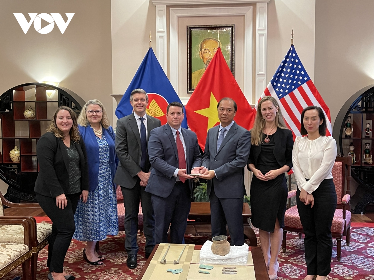 L ambassade du Vietnam aux États-Unis reçoit des antiquités remises par le FBI