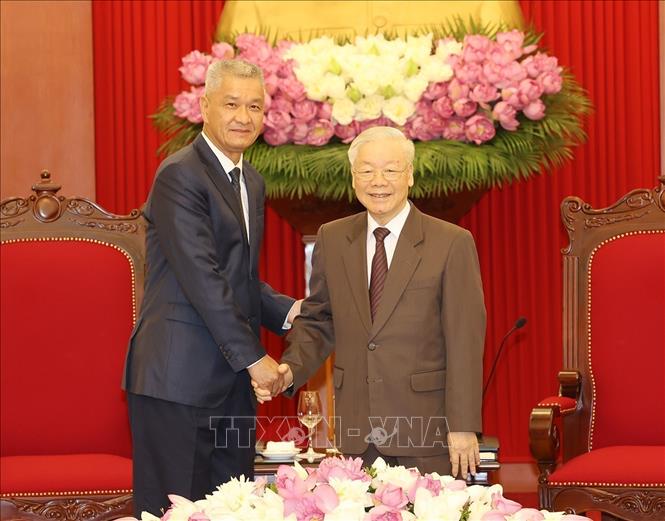 Le SG du Parti Nguyen Phu Trong reçoit le secrétaire du Comité municipal du Parti de Vientiane