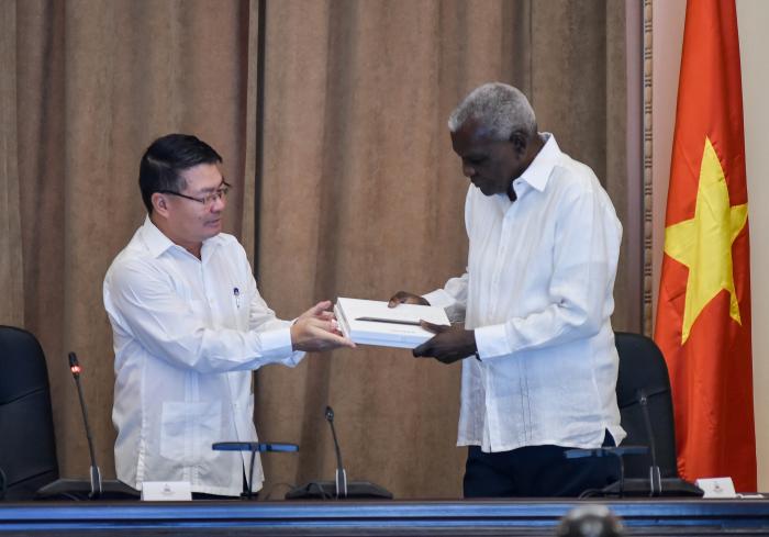 Un don marquant du Vietnam pour l’Assemblée nationale cubaine
