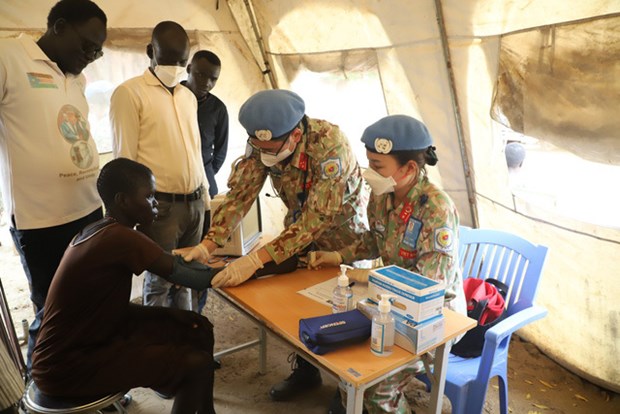 Casques bleus les médecins vietnamiens au Soudan du Sud assistent des sinistrés des inondations