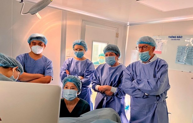 Des experts étrangers se renseignent sur la technologie de maturation biphasique in vitro du Vietnam