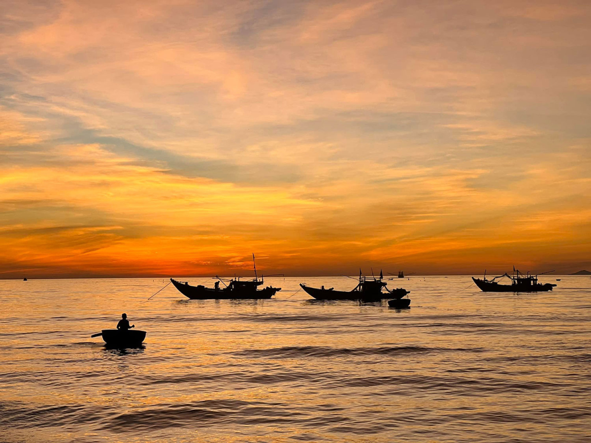 Aube sur la plage de Binh Minh