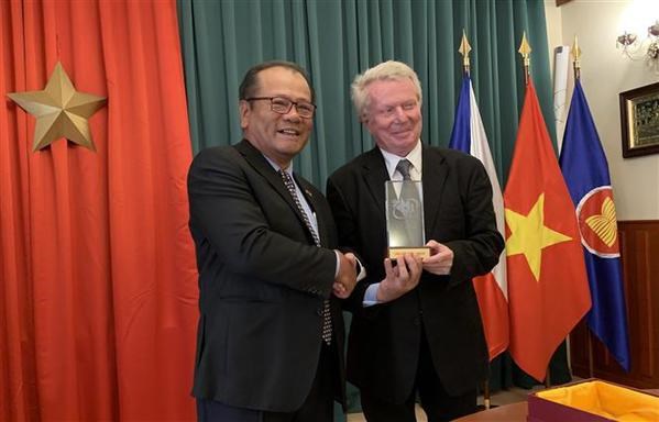 Un écrivain tchèque remporte le prix de l information pour l étranger du Vietnam