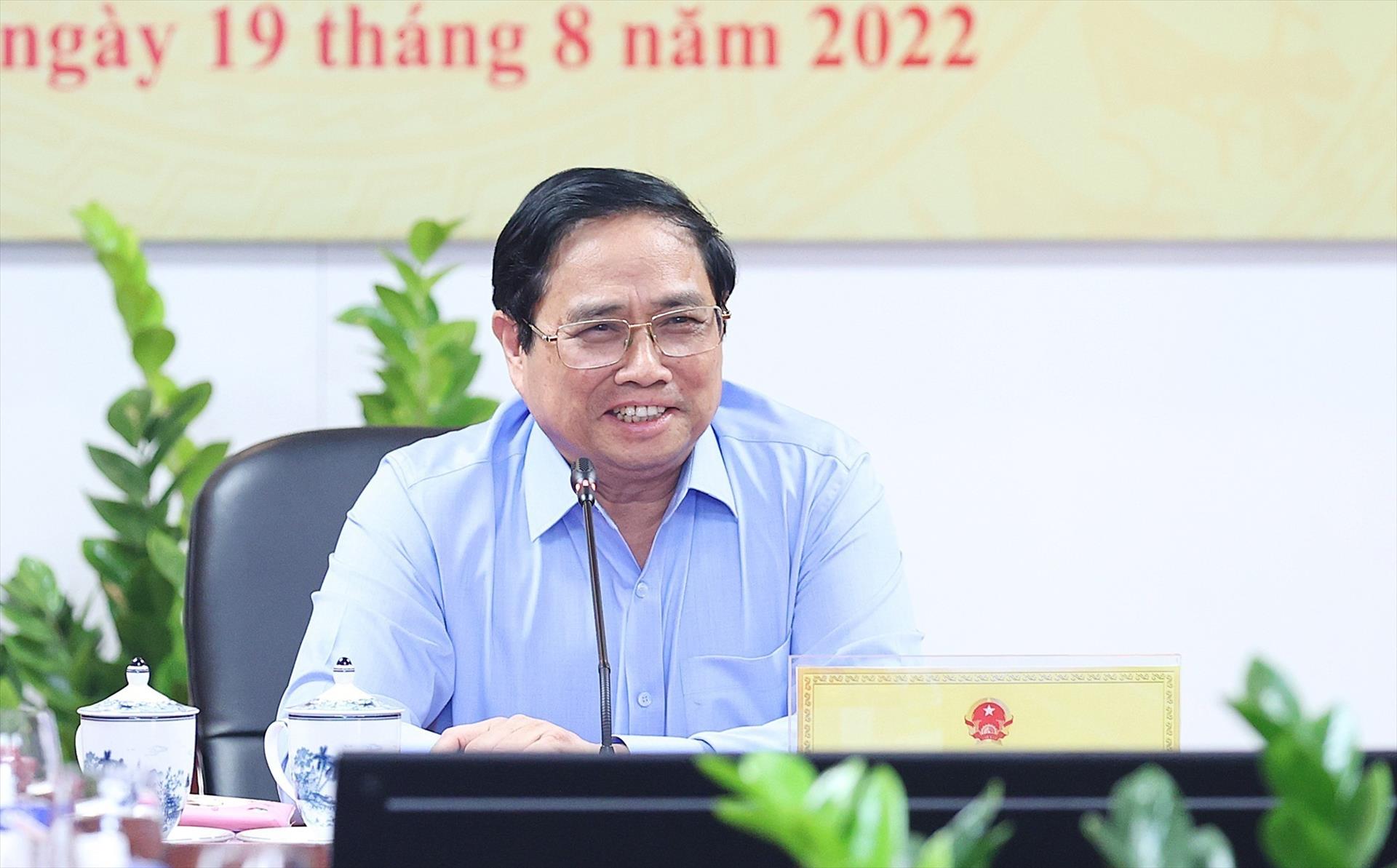 Le PM préside une réunion en ligne avec les bureaux commerciaux vietnamiens à l étranger