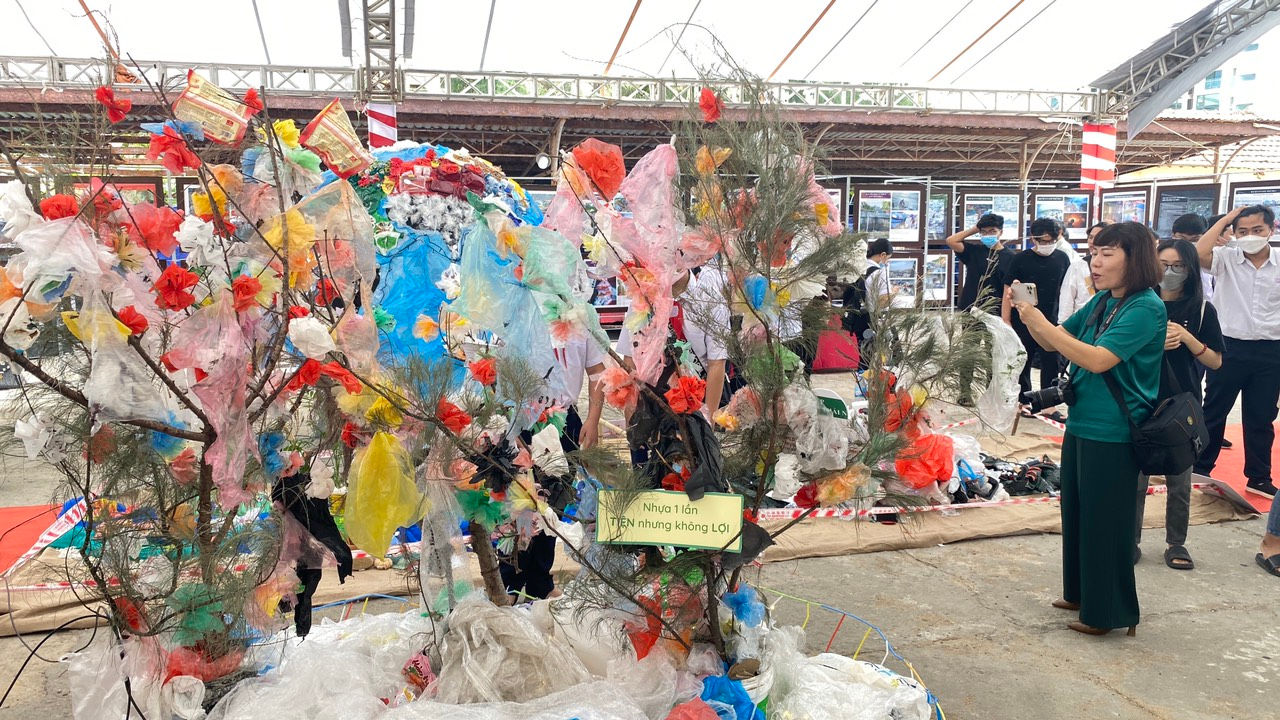 Ouverture d une exposition sur les déchets plastiques à Tuy Hoa Phu Yen