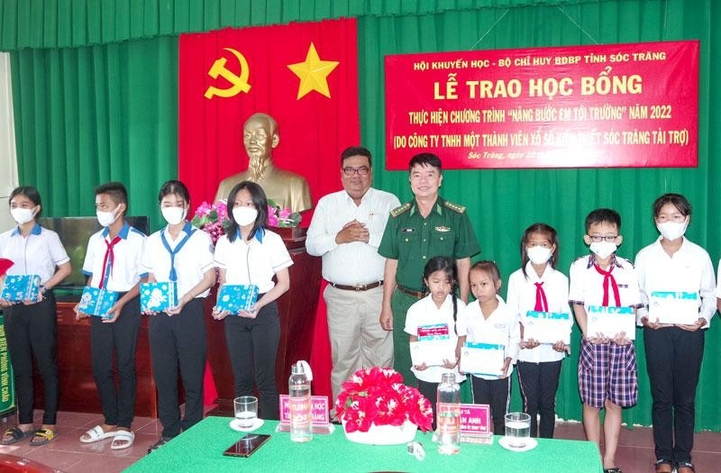 Bourses d études en faveur de 200 élèves nécessiteux dans la province de Soc Trang