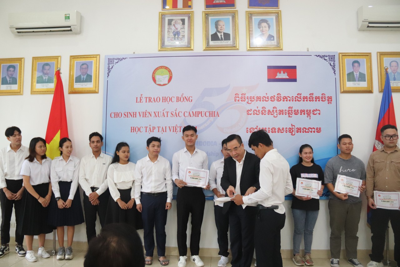 Remise de bourses d études à des étudiants cambodgiens au Vietnam
