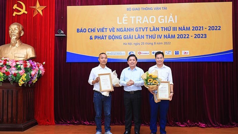 Des lauréats des prix de la presse dans le secteur des transports honorés