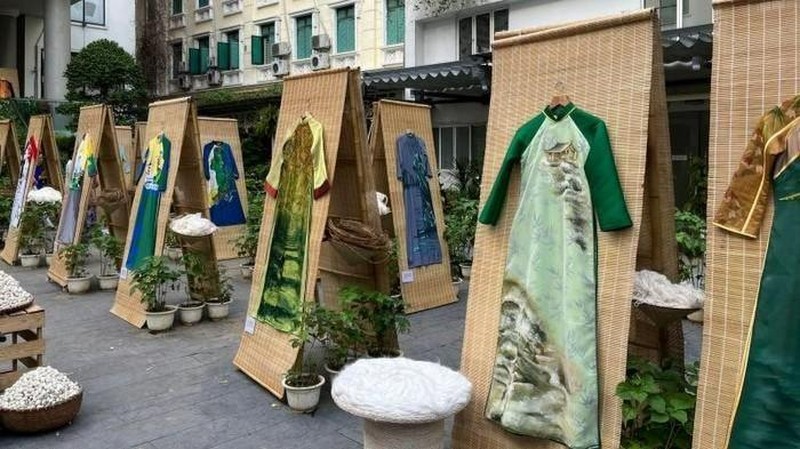 Une exposition rend hommage à l Ao Dai traditionnel vietnamien