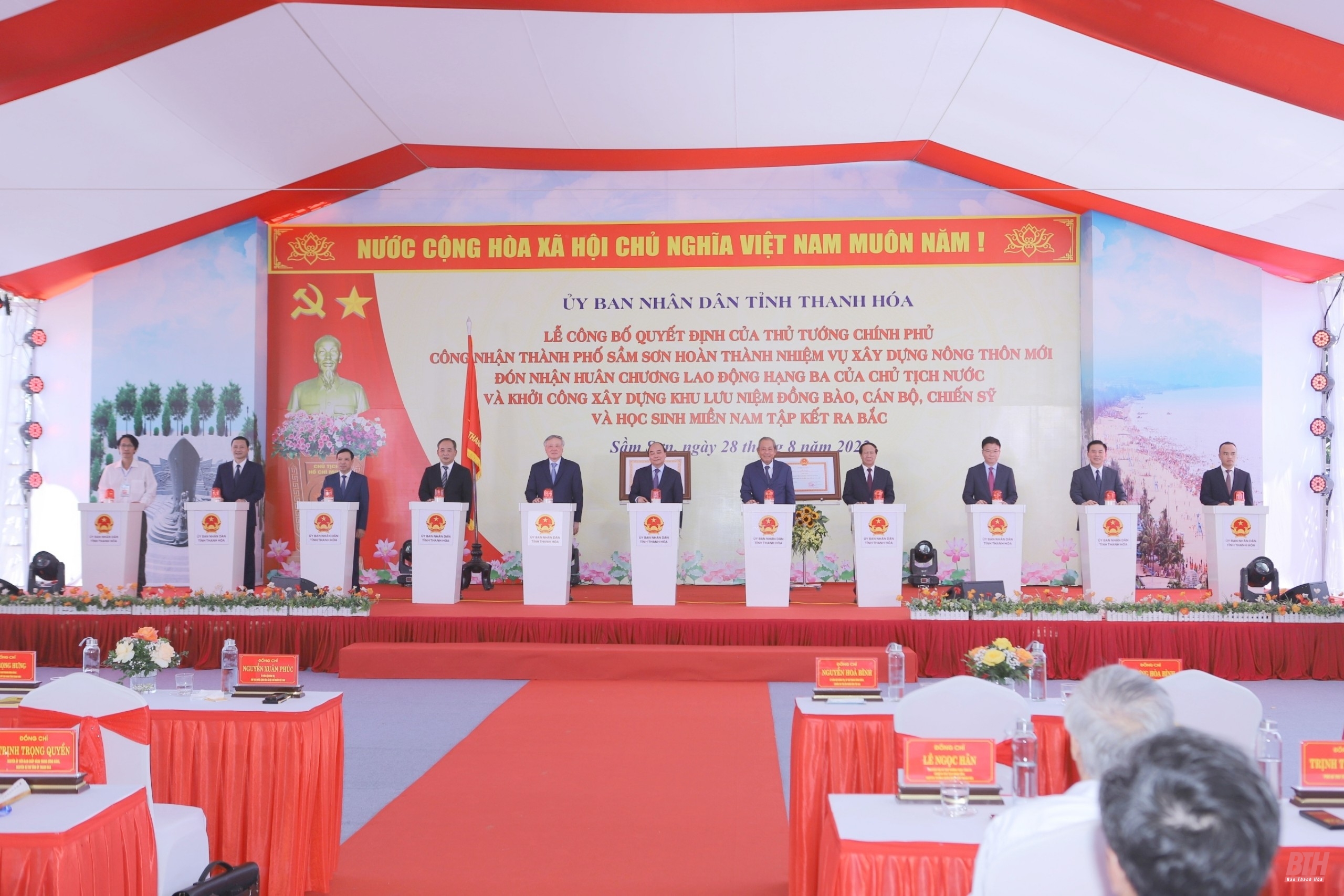 Le président Nguyen Xuan Phuc assiste à des événements à Thanh Hoa