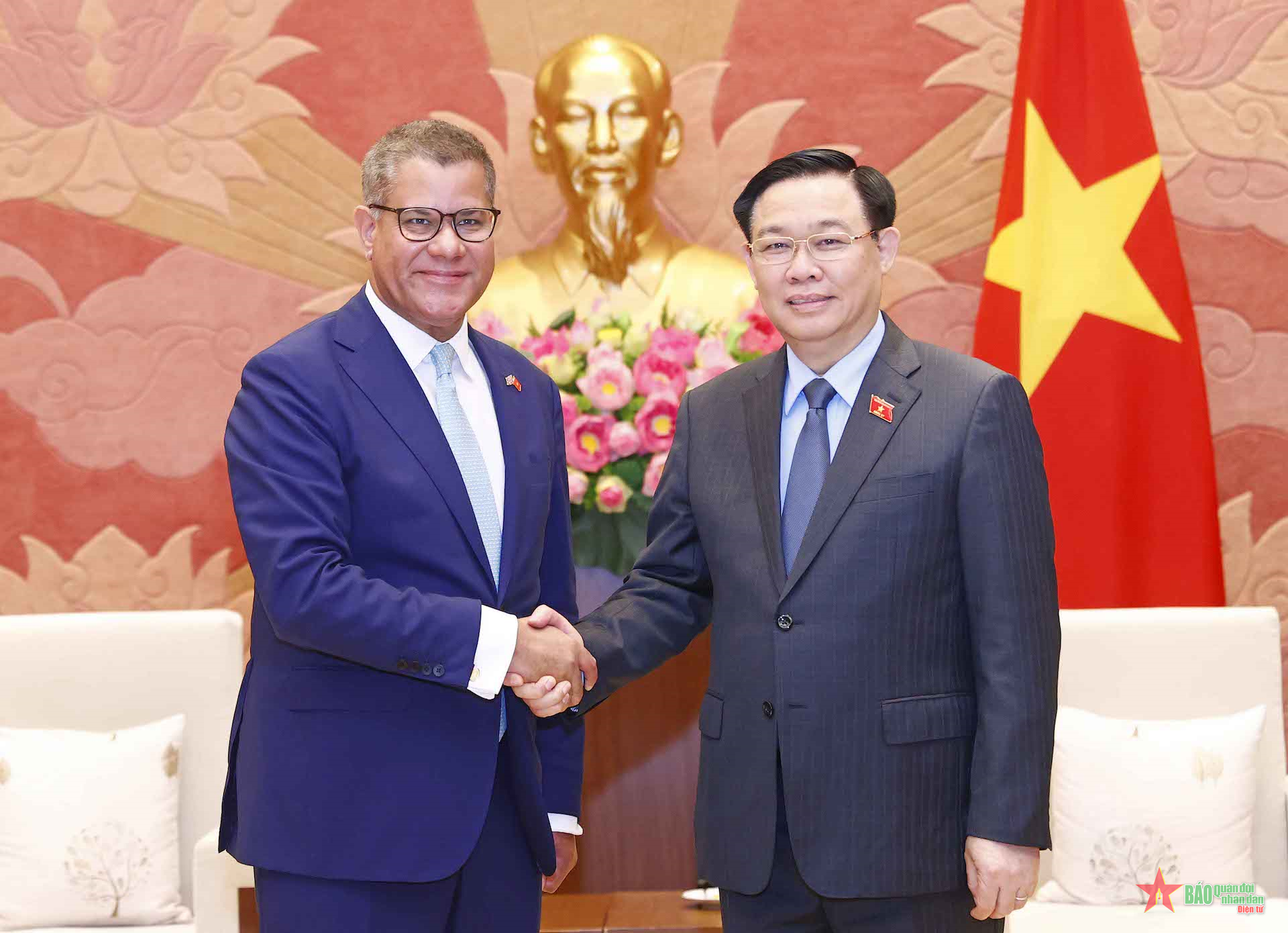 Le président de l Assemblée nationale vietnamienne reçoit le président de la COP26