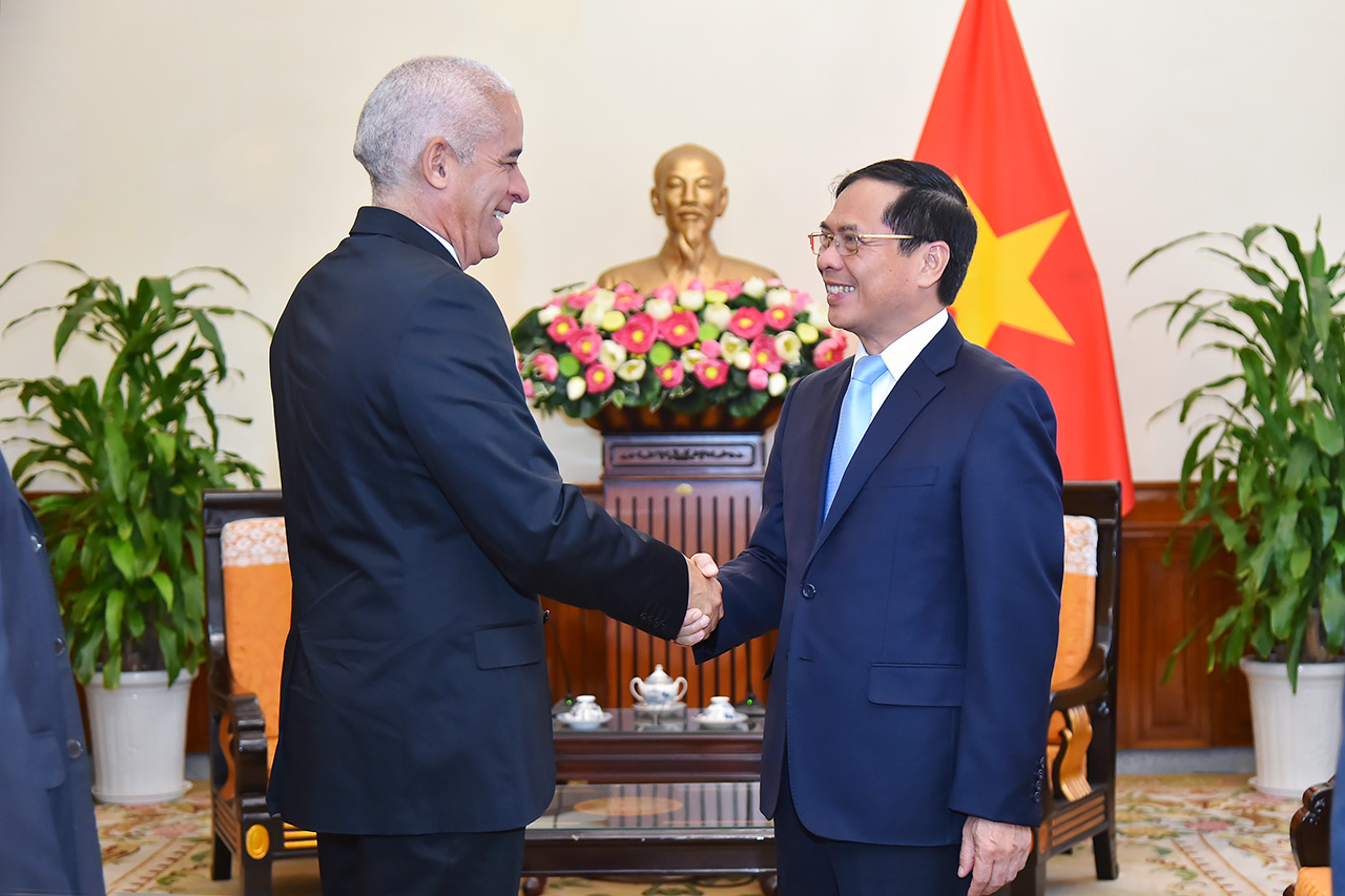 Resserrement des relations politiques spéciales et de coopération intégrale Vietnam-Cuba