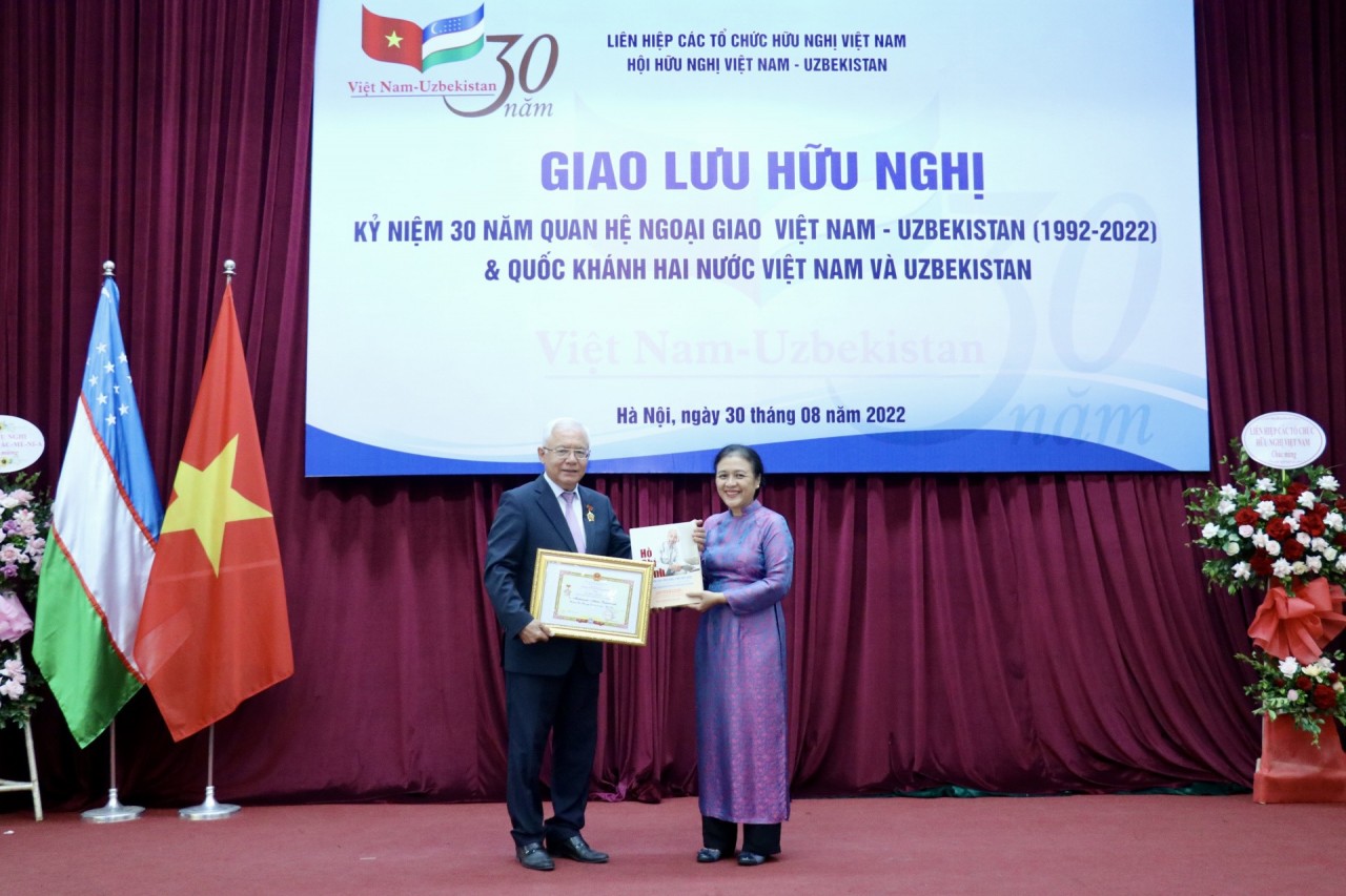Echange d amitié pour célébrer les 30 ans des relations diplomatiques Vietnam-Ouzbékistan