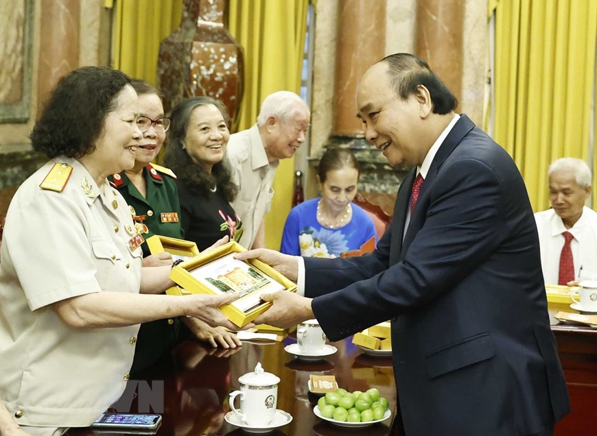 Le président Nguyen Xuan Phuc rencontre d’anciens gardiens de l Oncle Hô