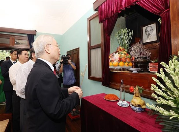 Le leader du PCV brûle de l encens en mémoire du Président Hô Chi Minh