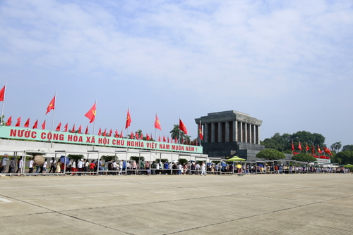 Près de 29 000 personnes rendent hommage au Président Ho Chi Minh en son Mausolée le 2 septembre
