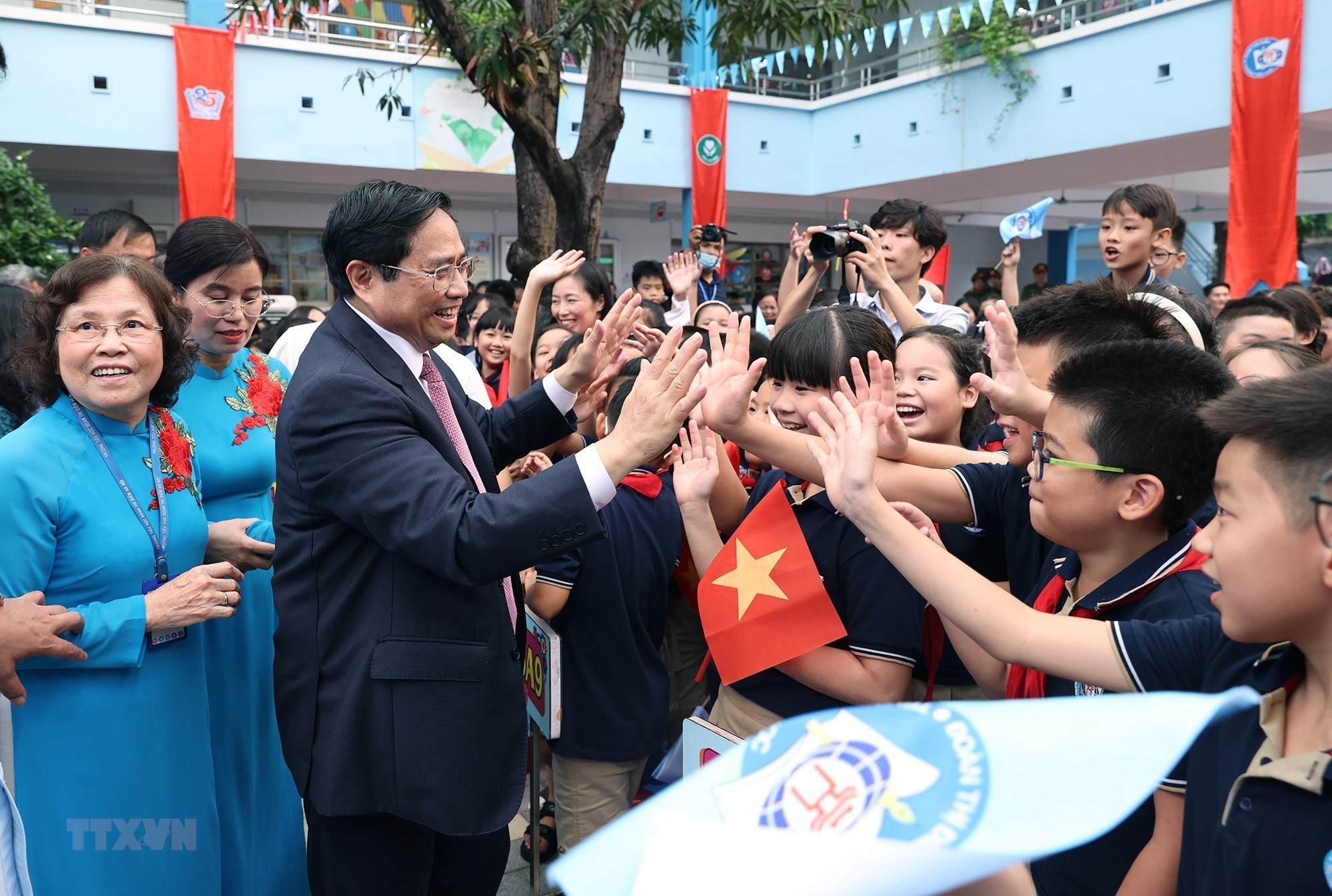 Le PM assiste à la rentrée scolaire à l’école primaire Doan Thi Diem
