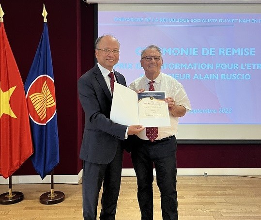Remise du Prix vietnamien de l’Information à l’historien Alain Ruscio