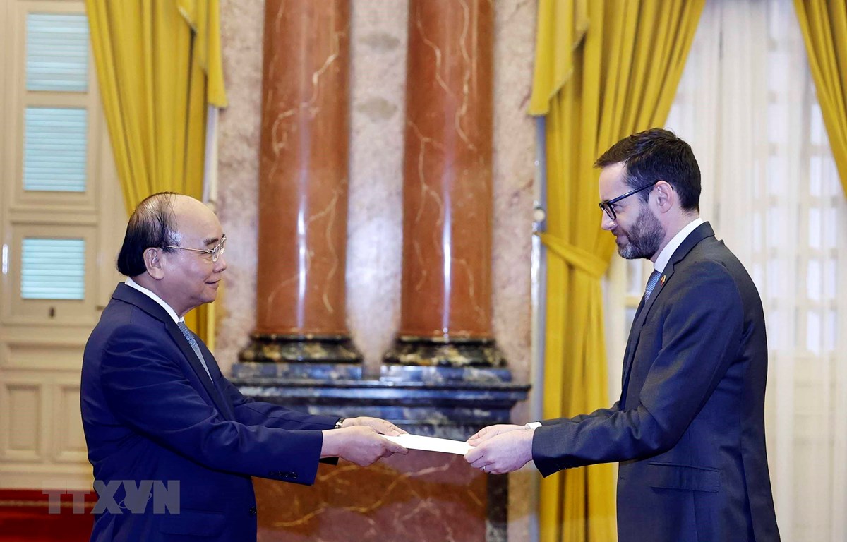 Le président Nguyên Xuân Phuc reçoit de nouveaux ambassadeurs