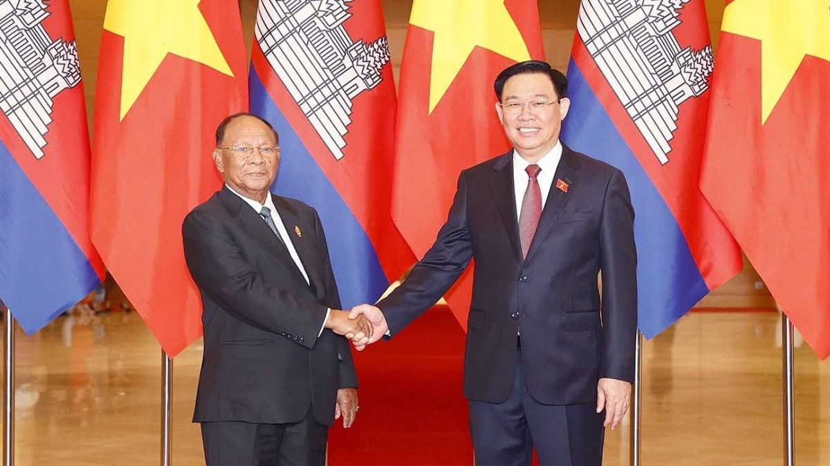 Le président de l AN vietnamienne rencontre son homologue cambodgien