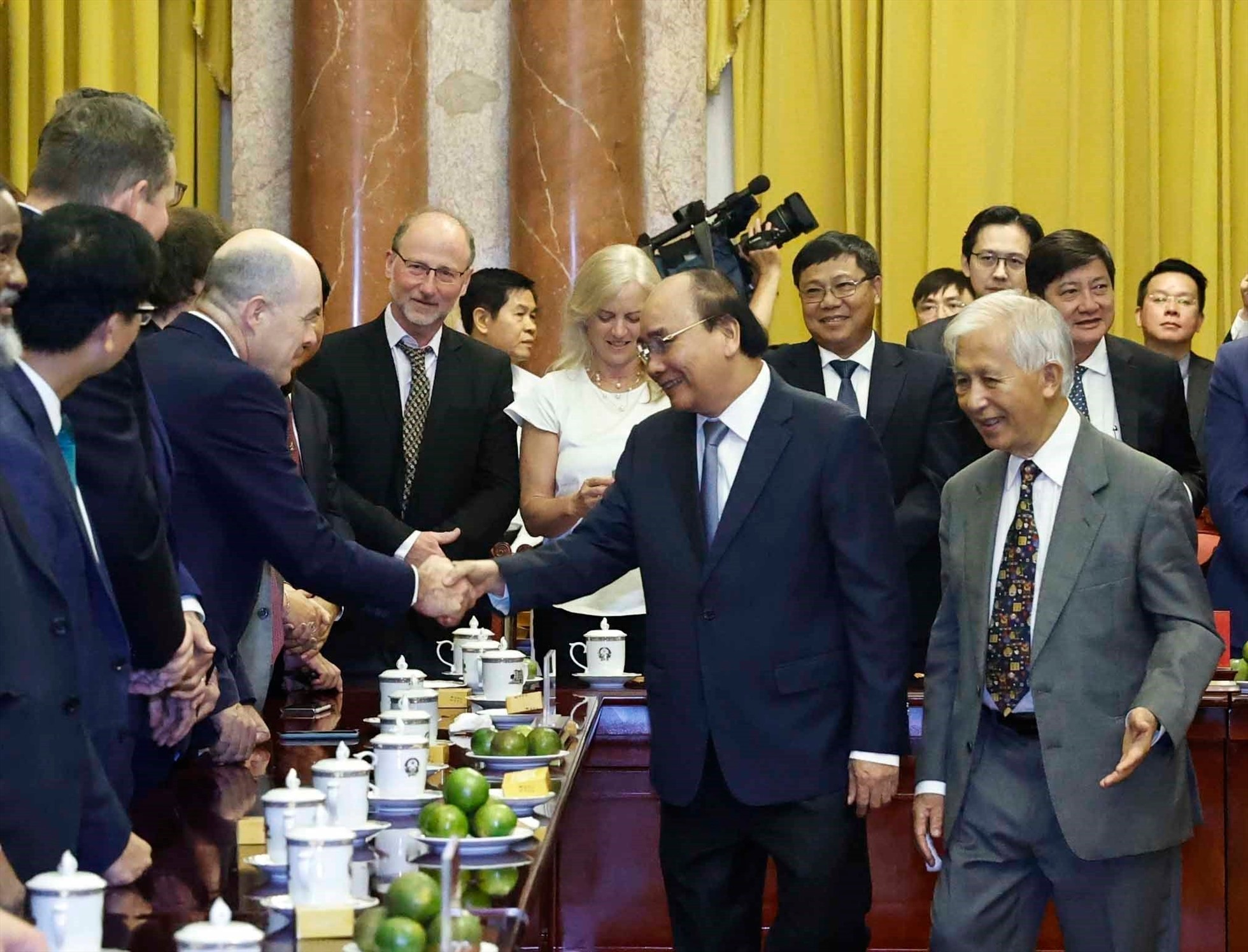 Le président reçoit des Prix Nobel et souligne le rôle des sciences