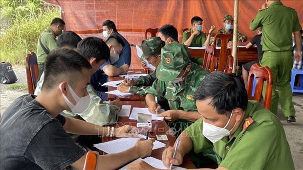 Tay Ninh Le poste frontalier de Moc Bai accueille des travailleurs de retour du Cambodge