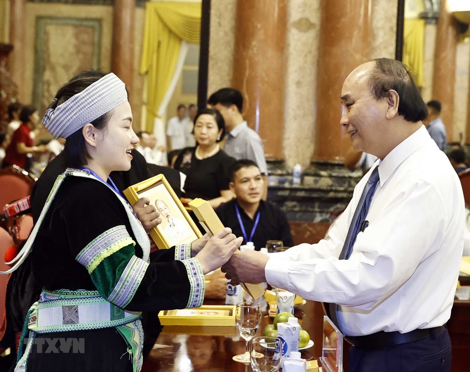 Le chef de l’Etat rencontre des membres exemplaires des ethnies minoritaires de Cao Bang