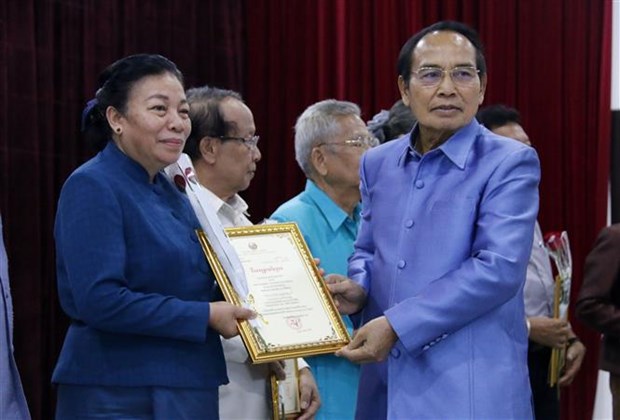 Le Laos honore les gagnants du concours d écriture sur les relations spéciales avec le Vietnam