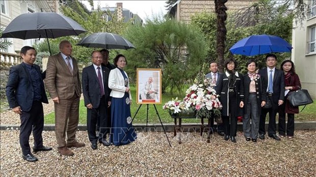 Bel souvenir d une visite Sur les traces du Président Ho Chi Minh en France