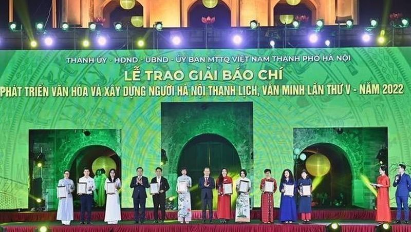 Les lauréats du Prix de la presse sur la construction de la culture de Hanoi honorés
