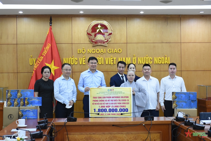 Le Centre culturel bouddhiste du Vietnam en R de Corée fait don des produits anti-COVID-19
