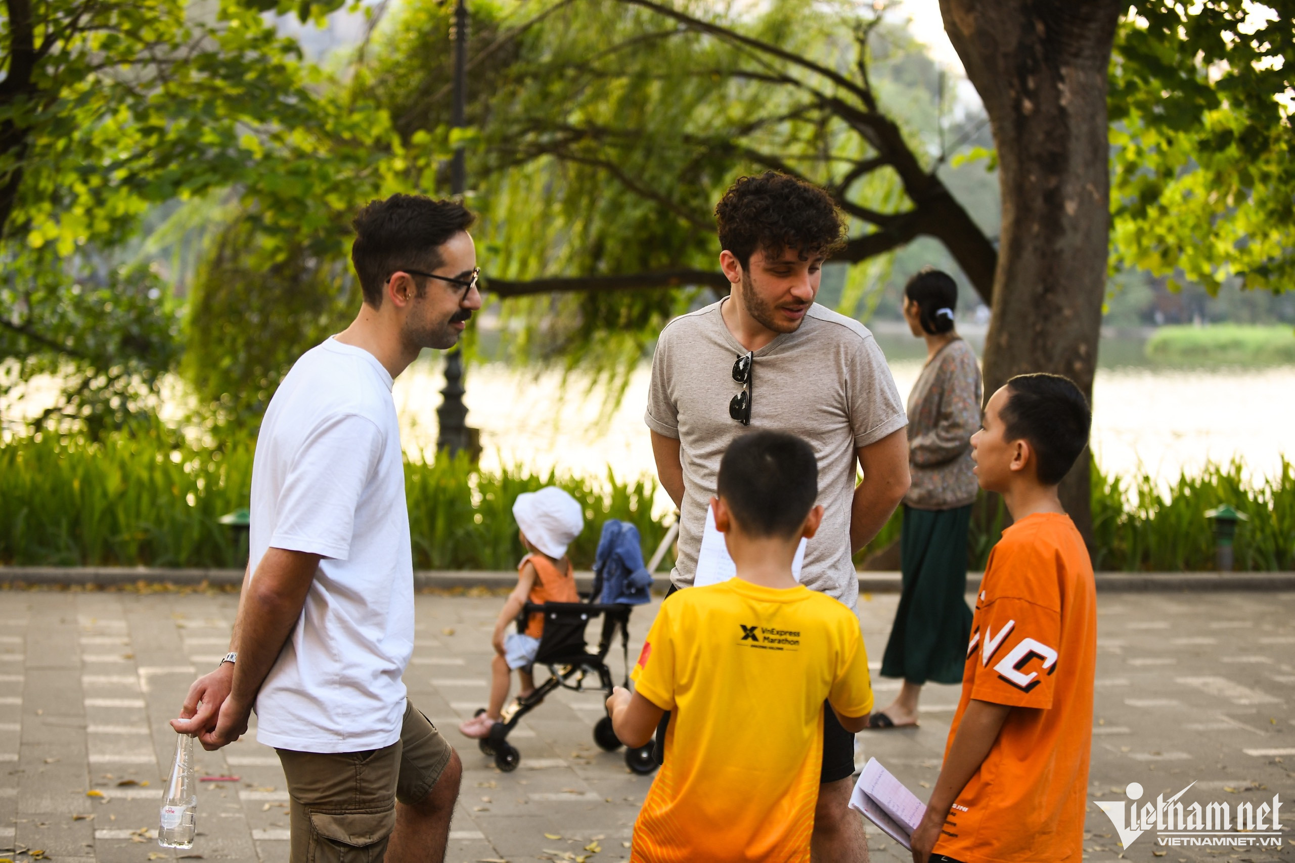 Les touristes étrangers subjugués par l automne de Hanoï