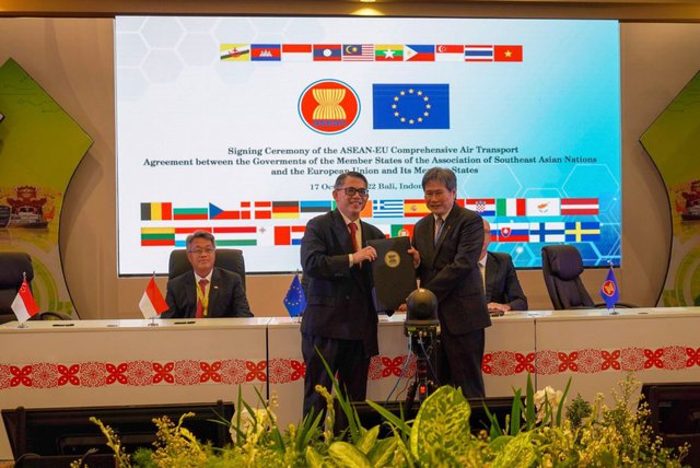 Signature du premier accord global sur le transport aérien ASEAN - UE