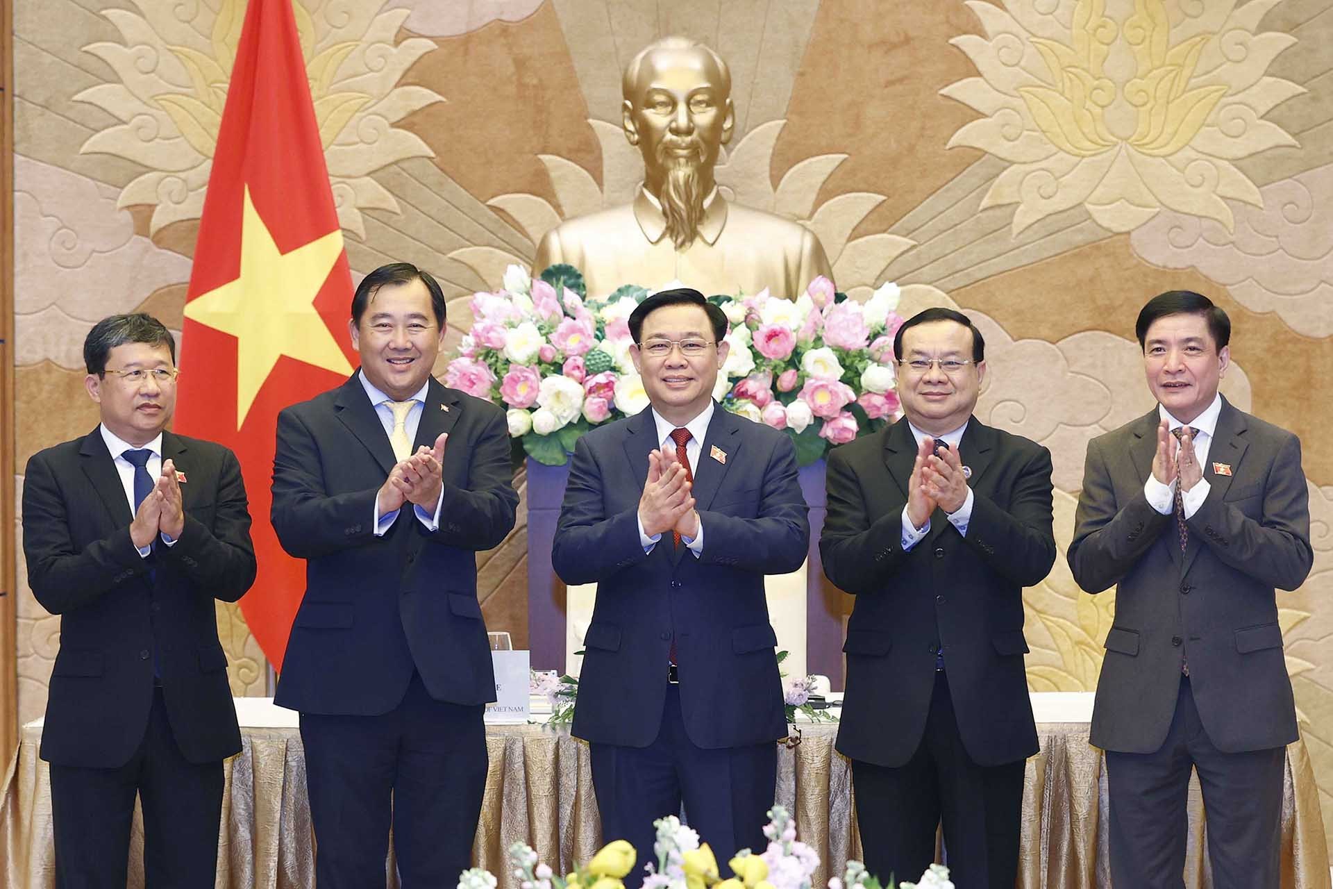 Le Vietnam s’attache toujours aux relations traditionnelles avec le Laos et le Cambodge