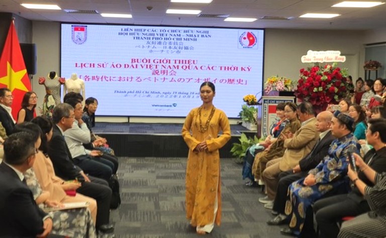 Présentation de l’histoire de l ao dai vietnamien à des amis japonais