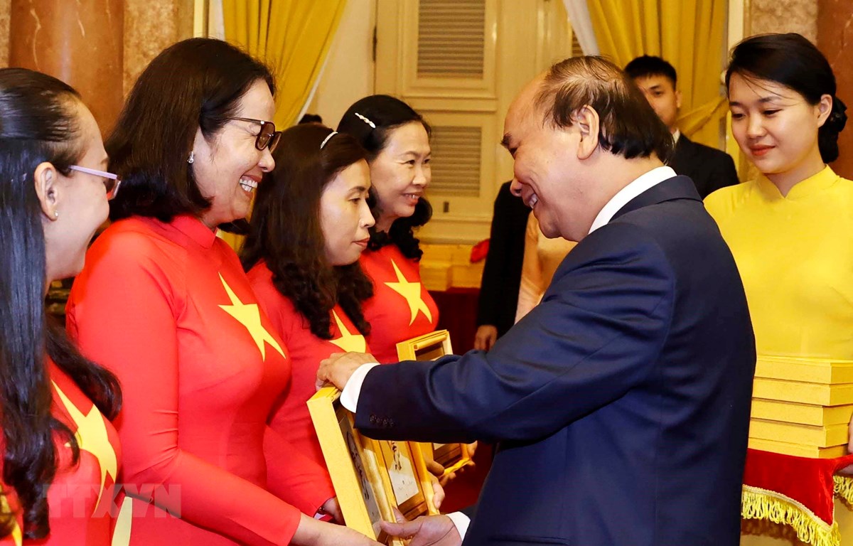 Le président Nguyên Xuân Phuc salue les modèles d’émulation de Vinh Long