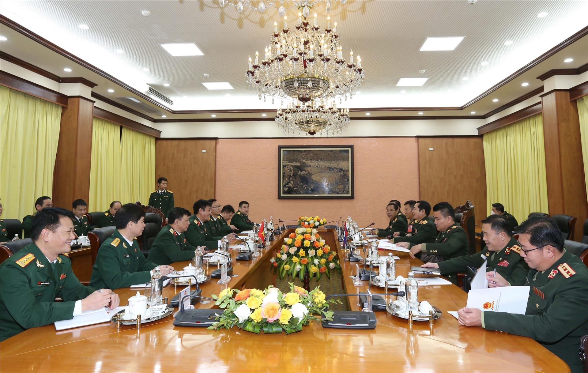 Le Vietnam et le Laos renforcent leur coopération dans la défense