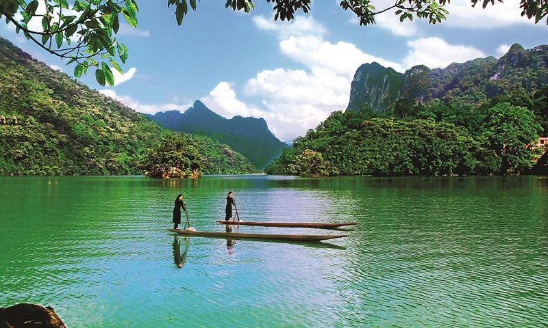 Un festival offre une expérience unique de la beauté du lac Ba Be en automne