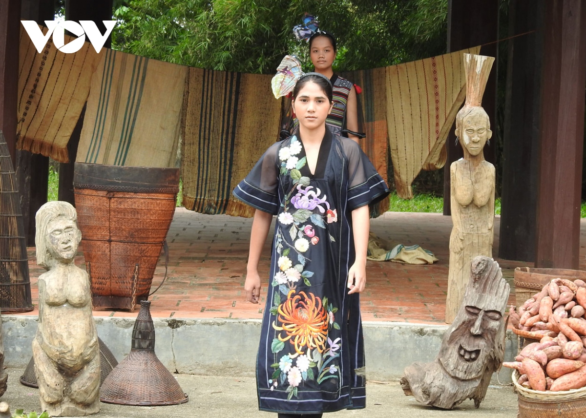 Défilé d’Ao dai en brocart du Tây Nguyên à Kon Tum