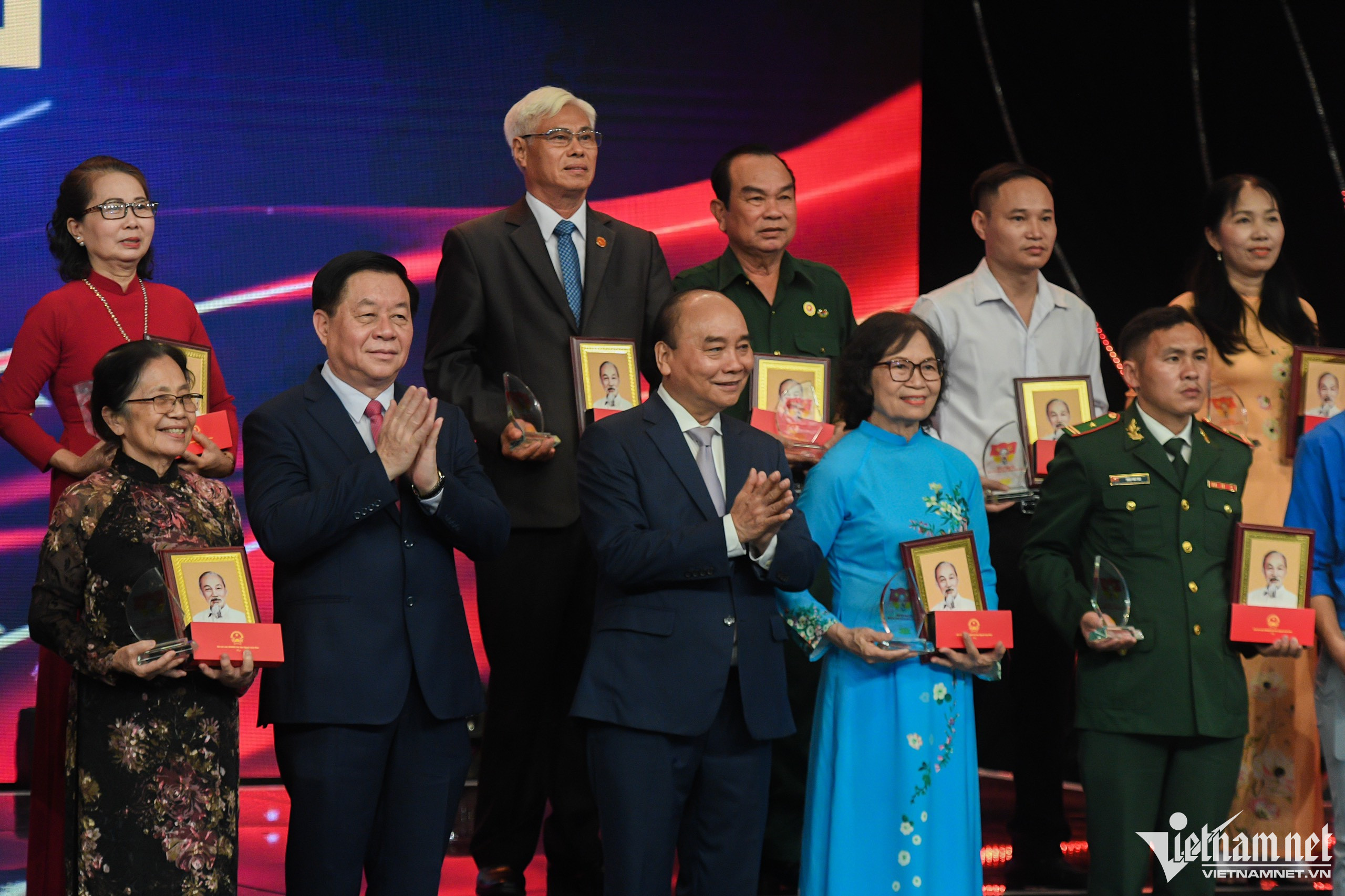 Promotion du style de Ho Chi Minh Les personnes exemplaires honorées