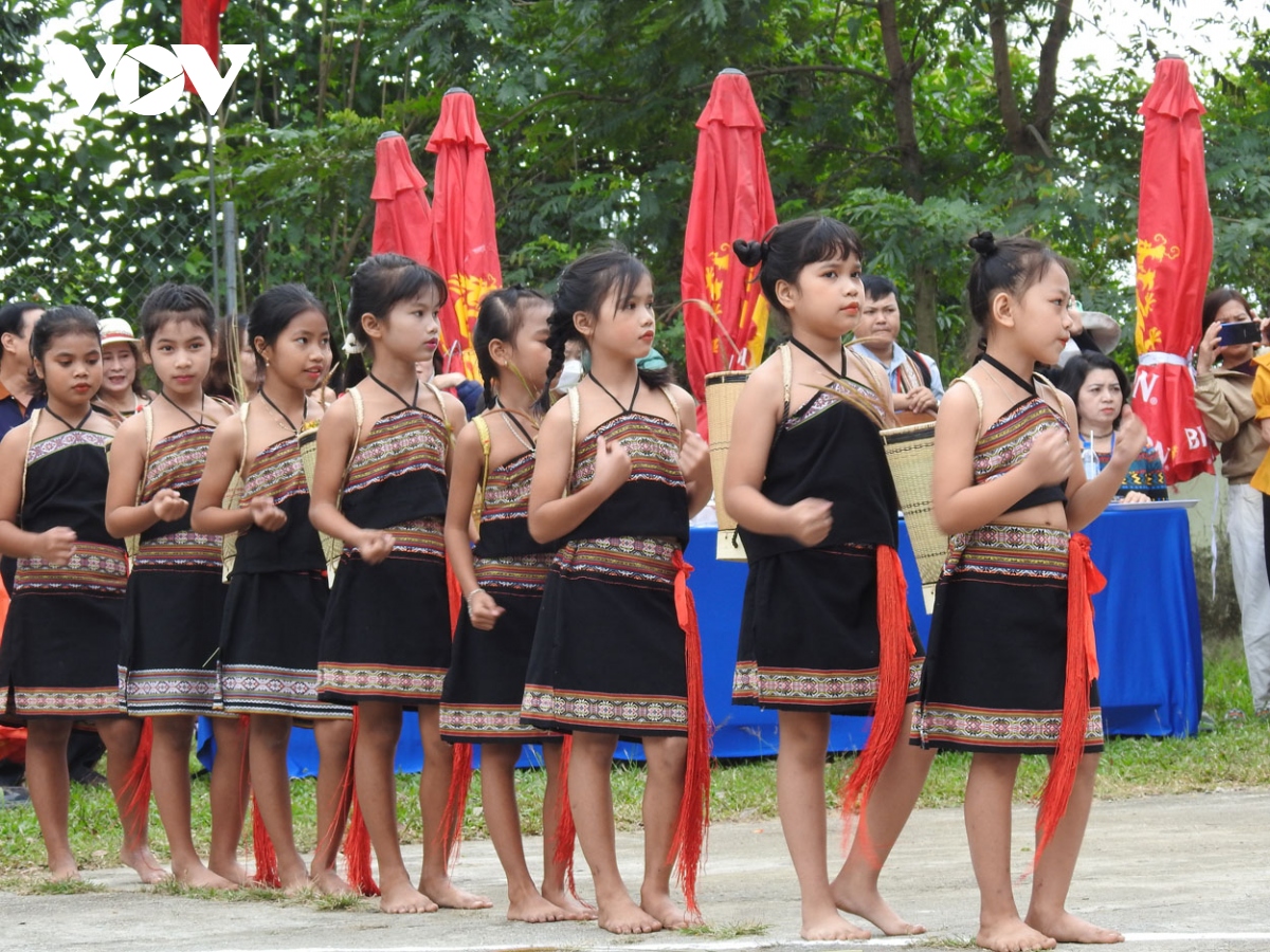 Kon Tum près de 1 100 élèves au Festival des gongs - danse Xoang