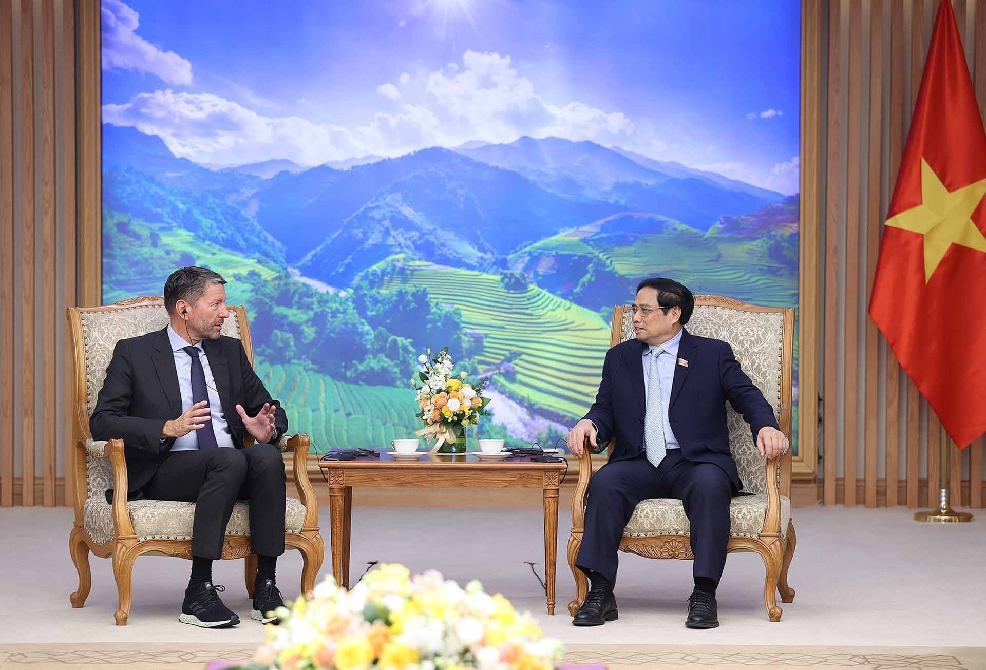 Le chef du gouvernement promet de faciliter l’expansion de Adidas au Vietnam